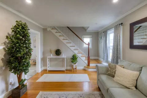 Living - 291 Beverly Rd, Worcester, MA 01605 photo 4 of 7