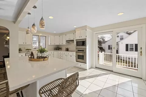 61 School St, Lexington, MA 02421