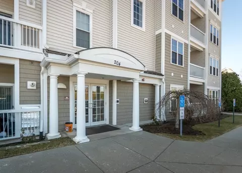 204 Clocktower Dr #6302, Waltham, MA 02452