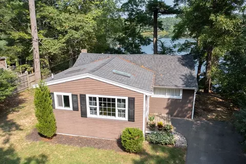 42 Oak Pl, Halifax, MA 02338