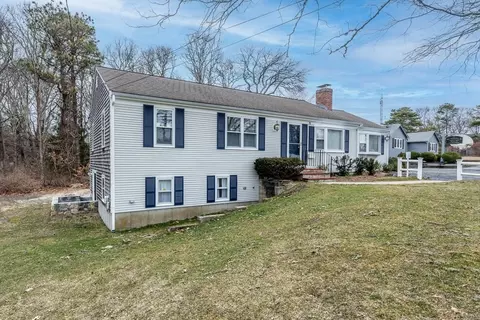 Exterior - 72 Pine St, Hyannis, MA 02601 photo 4 of 8