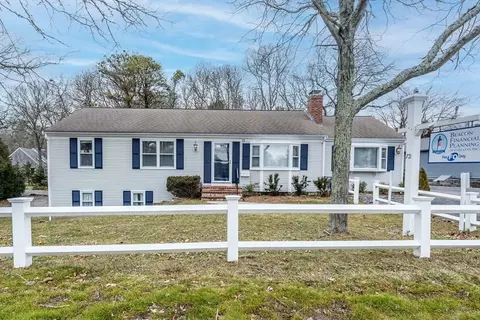 72 Pine St, Hyannis, MA 02601