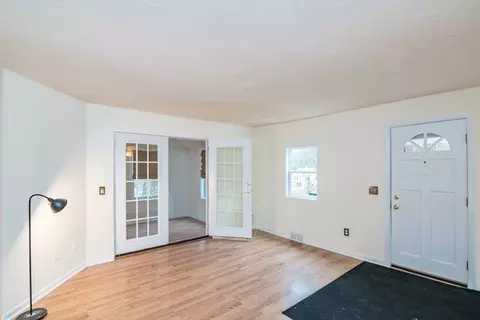 Living - 170 Parkerview St, Springfield, MA 01129 photo 4 of 6