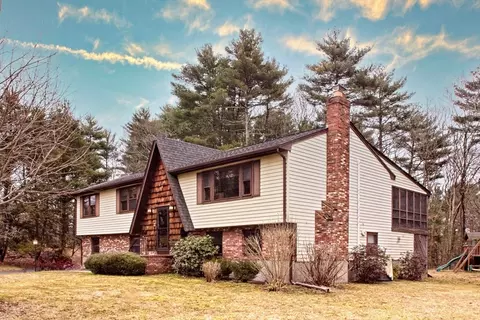92 Wood End Ln, Medfield, MA 02052