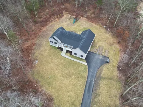 660 Hathaway Ln, Uxbridge, MA 01569
