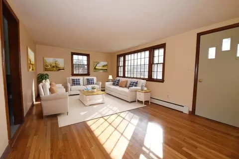 Living - 10 Marshview Dr, Marshfield, MA 02050 photo 1 of 1