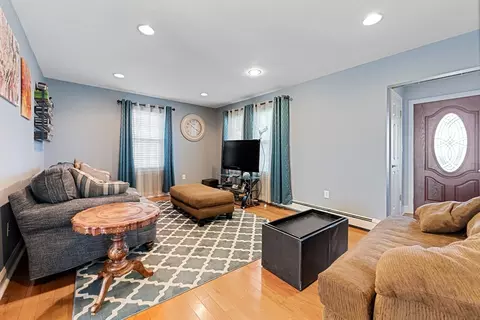 61 Saint Anthony St, Chicopee, MA 01013 photo 3