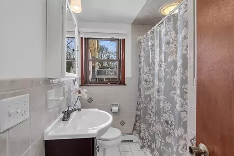 Bath - 62 Longfellow Rd, Reading, MA 01867 photo 1 of 2
