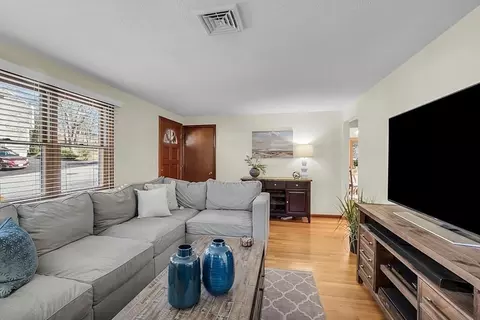 Living - 62 Longfellow Rd, Reading, MA 01867 photo 2 of 6