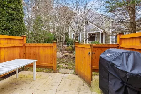 Exterior - 33 Gold Leaf Ln #33, Mashpee, MA 02649 photo 2 of 7