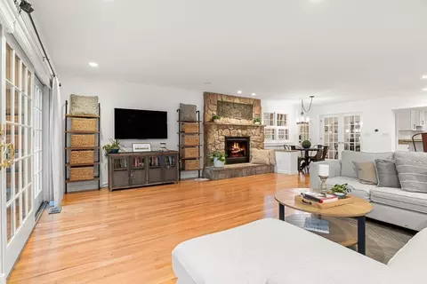 Living - 7 Robert St, Wakefield, MA 01880 photo 3 of 4