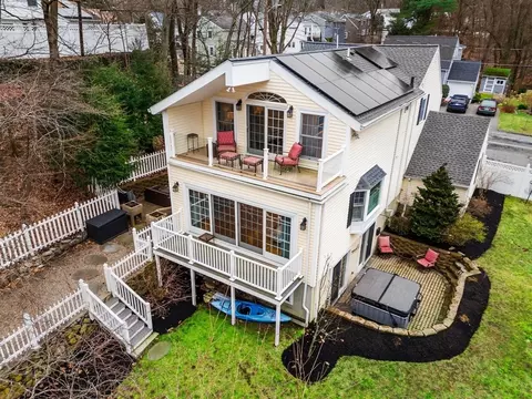 Exterior - 7 Robert St, Wakefield, MA 01880 photo 4 of 5