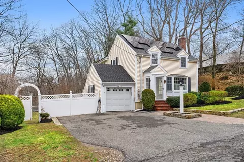 Exterior - 7 Robert St, Wakefield, MA 01880 photo 2 of 5