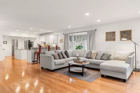 Living - 7 Robert St, Wakefield, MA 01880 photo 2 of 4