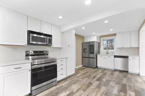 18 Fenway Dr, Springfield, MA 01119 photo 9