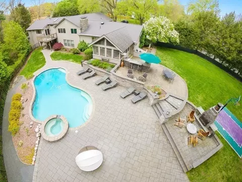 73 Captain Rd, Longmeadow, MA 01106