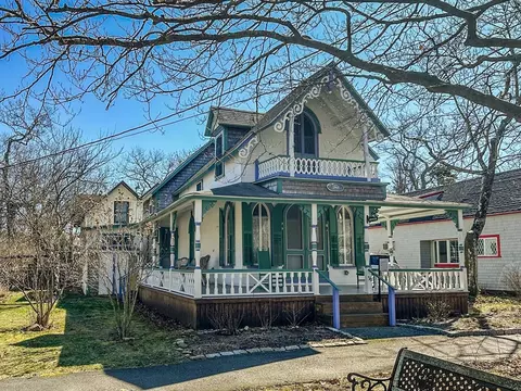 36 Clinton Ave, Oak Bluffs, MA 02557