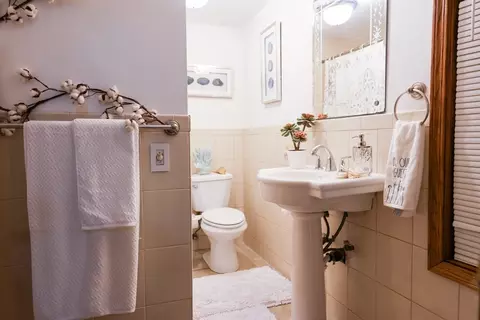 Bath - 52 Eutaw Ave, Lynn, MA 01902 photo 1 of 6
