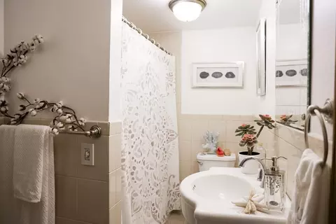 Bath - 52 Eutaw Ave, Lynn, MA 01902 photo 2 of 6
