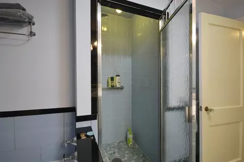 Bath - 39 Westbrook Rd, Worcester, MA 01602 photo 2 of 3