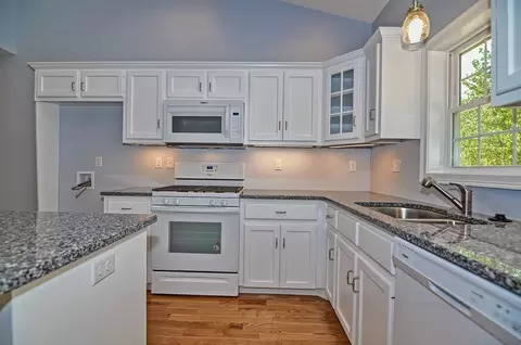 Kitchen - 41 Ariel Cir #41, Sutton, MA 01590 photo 2 of 14