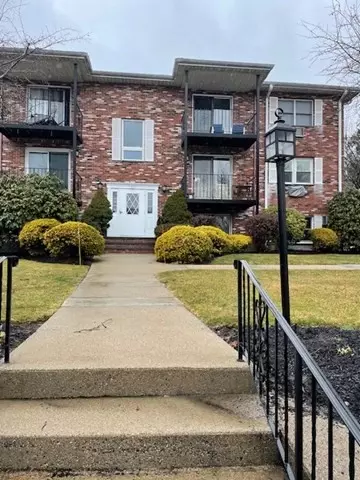 25 Pine St #D, Canton, MA 02021