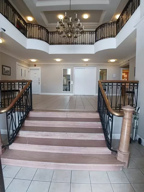 285 Lynn Shore Dr #305, Lynn, MA 01902