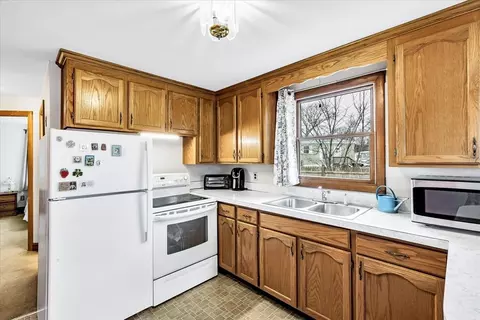 Kitchen - 8 Arrowhead Dr, Wareham, MA 02532 photo 3 of 3