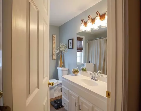 Bath - 35 Hope St, Warren, RI 02885 photo 3 of 4