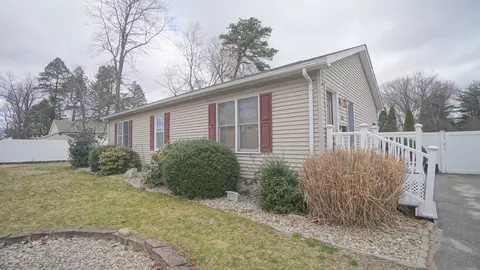 120 Paramount St, Springfield, MA 01104