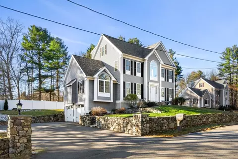 4 Courtney Ln, Andover, MA 01810