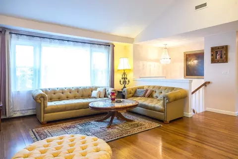 Living - 15 Higgins Rd, Marblehead, MA 01945 photo 3 of 6