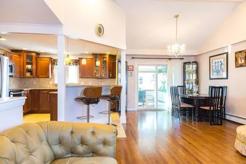 Living - 15 Higgins Rd, Marblehead, MA 01945 photo 2 of 6