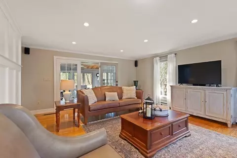Living - 334 Franklin St, Reading, MA 01867 photo 6 of 7