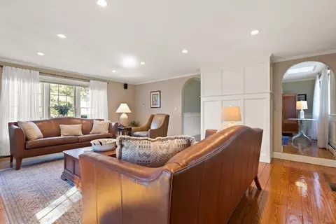 Living - 334 Franklin St, Reading, MA 01867 photo 5 of 7
