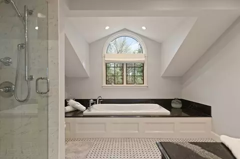 Bath - 334 Franklin St, Reading, MA 01867 photo 4 of 5