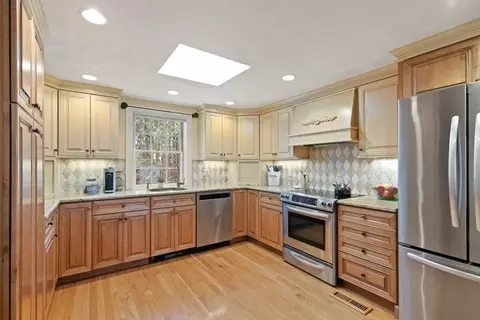 Kitchen - 334 Franklin St, Reading, MA 01867 photo 3 of 4