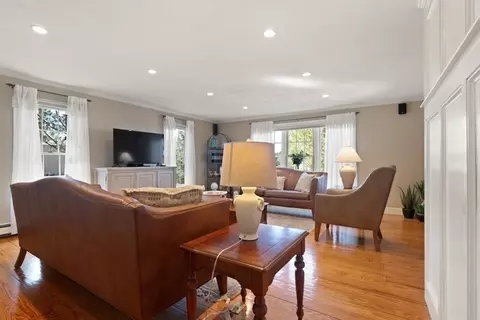 Living - 334 Franklin St, Reading, MA 01867 photo 4 of 7