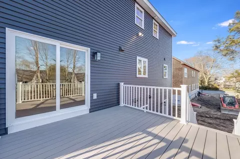 Exterior - 2 Washington Ct, Stoneham, MA 02180 photo 4 of 5
