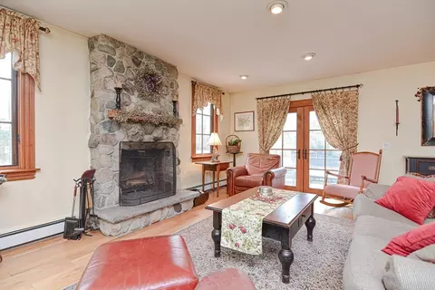 Living - 124 Main St, Walpole, MA 02081 photo 4 of 5
