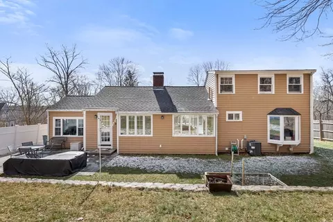 Exterior - 33 Simmons Rd, Hingham, MA 02043 photo 2 of 6