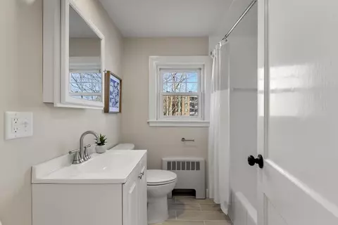 Bath - 8 Crosby Rd, Reading, MA 01867 photo 1 of 2