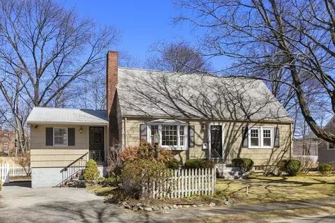 8 Crosby Rd, Reading, MA 01867