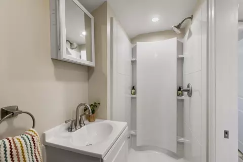 Bath - 8 Crosby Rd, Reading, MA 01867 photo 2 of 2