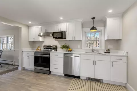 Kitchen - 8 Crosby Rd, Reading, MA 01867 photo 2 of 4