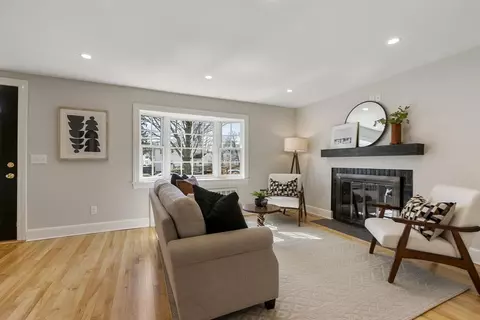 Living - 8 Crosby Rd, Reading, MA 01867 photo 2 of 4