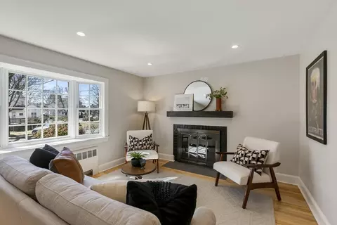 Living - 8 Crosby Rd, Reading, MA 01867 photo 3 of 4
