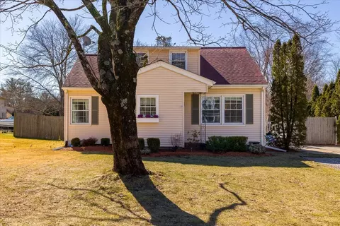 19 Susan Pkwy, Uxbridge, MA 01569