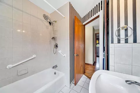 Bath - 41 Rosella St, Springfield, MA 01118 photo 3 of 3