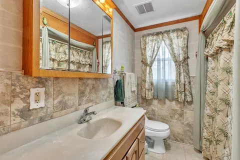 Bath - 362 Parkerview St, Springfield, MA 01129 photo 2 of 3